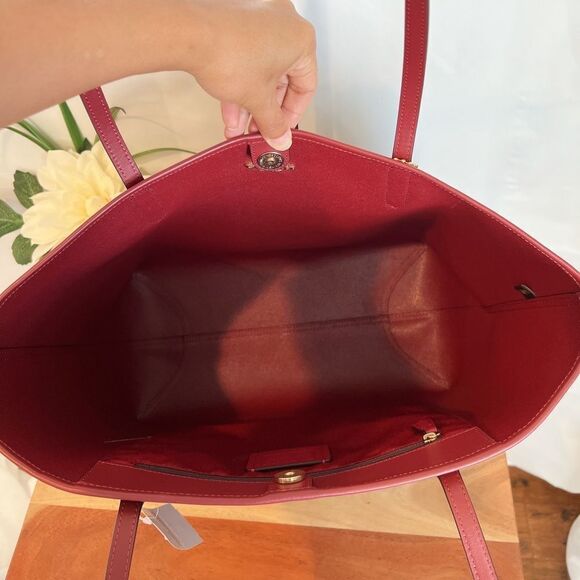 Coach City Tote In Signature Canvas With Heart Petal Print - Picture 3 of 7